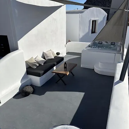 White Cave With Outdoor Hot Tub *