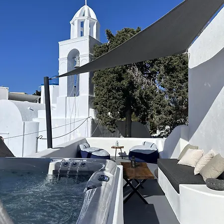 White Cave With Outdoor Hot Tub
